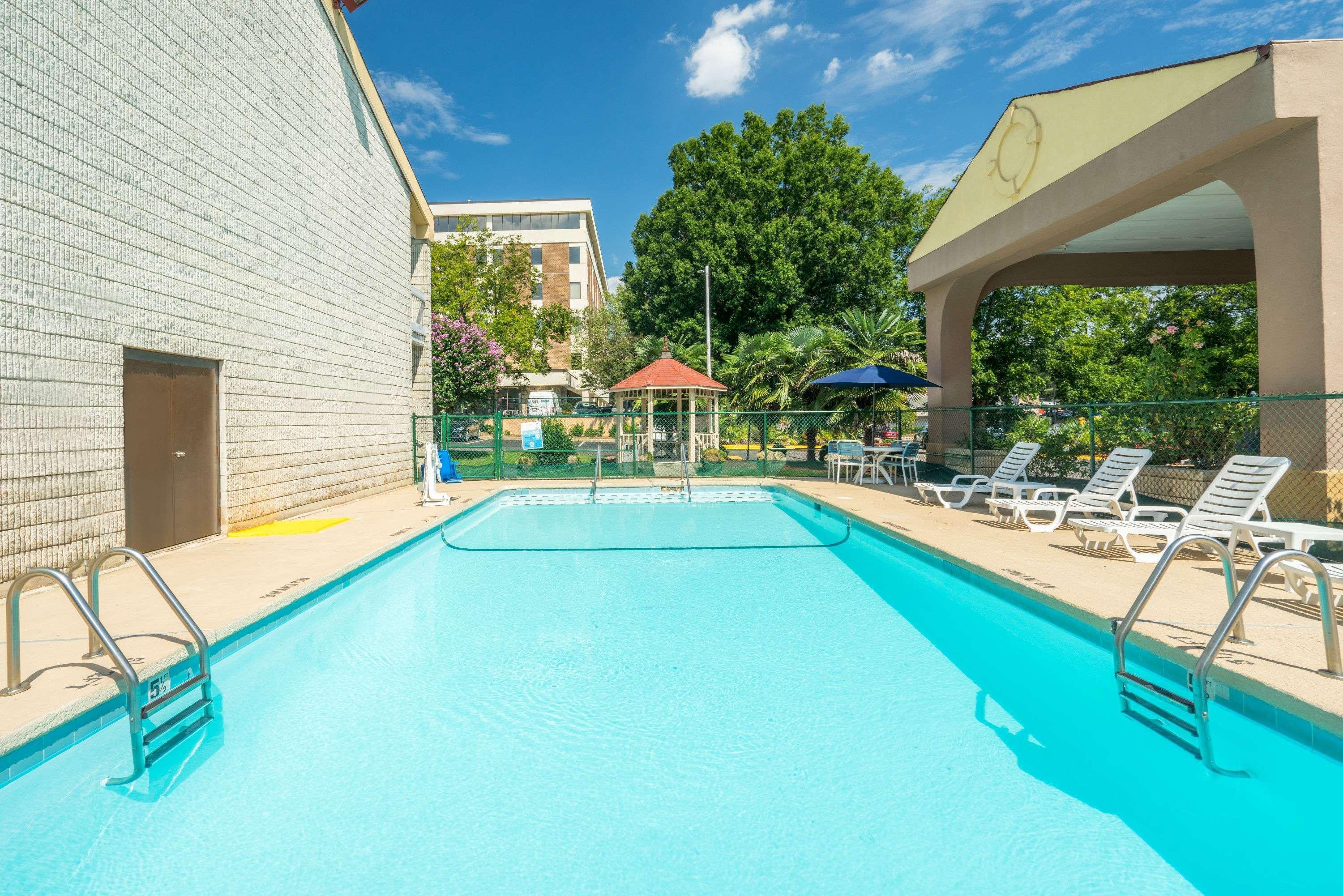 Days Inn By Wyndham Raleigh Midtown Bagian luar foto