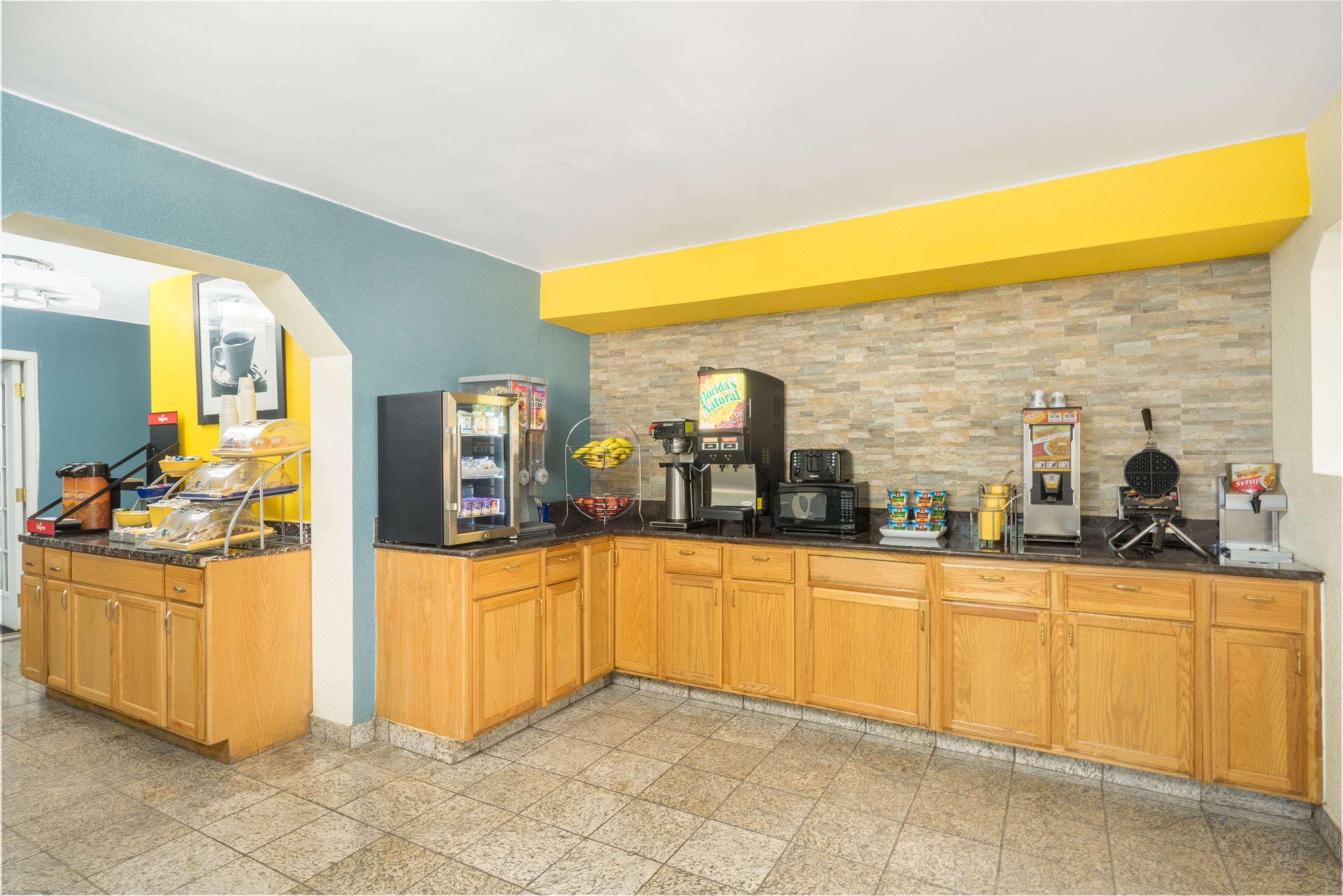 Days Inn By Wyndham Raleigh Midtown Bagian luar foto
