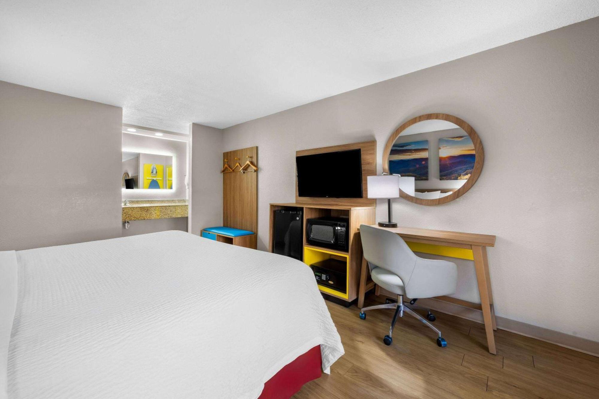 Days Inn By Wyndham Raleigh Midtown Bagian luar foto