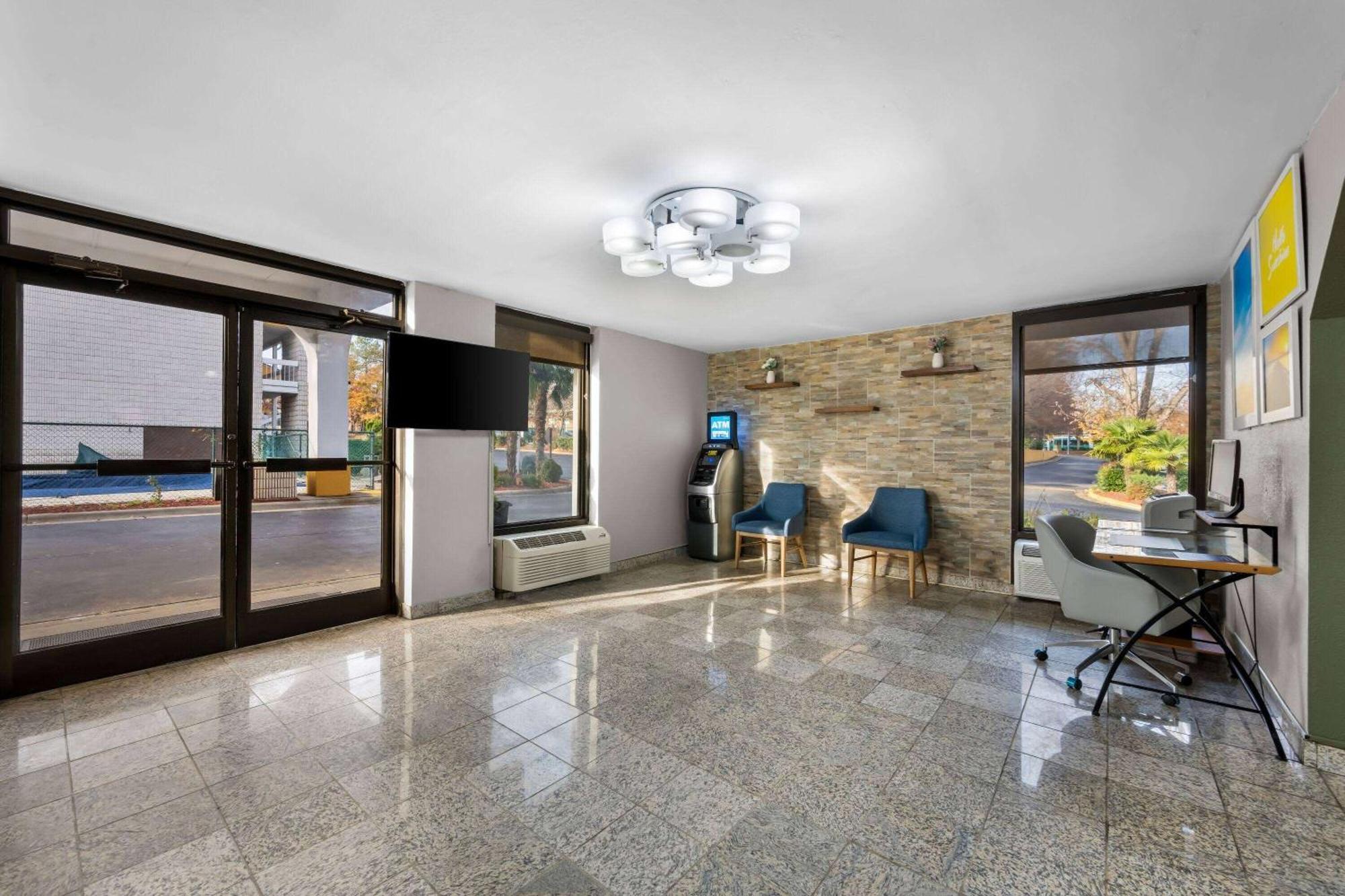 Days Inn By Wyndham Raleigh Midtown Bagian luar foto