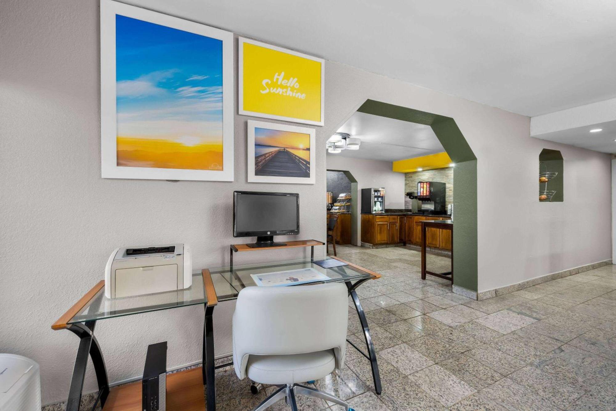 Days Inn By Wyndham Raleigh Midtown Bagian luar foto