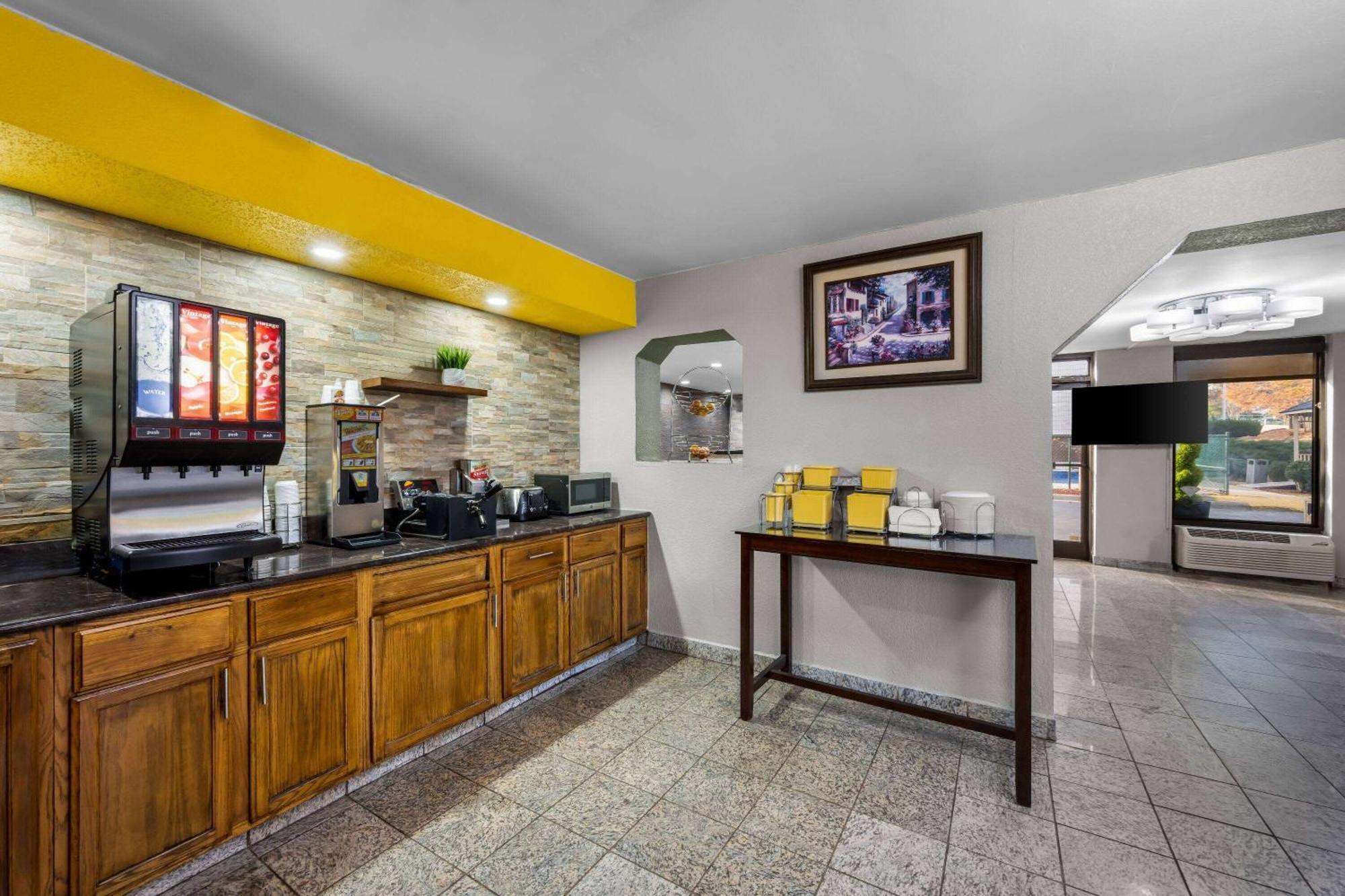 Days Inn By Wyndham Raleigh Midtown Bagian luar foto