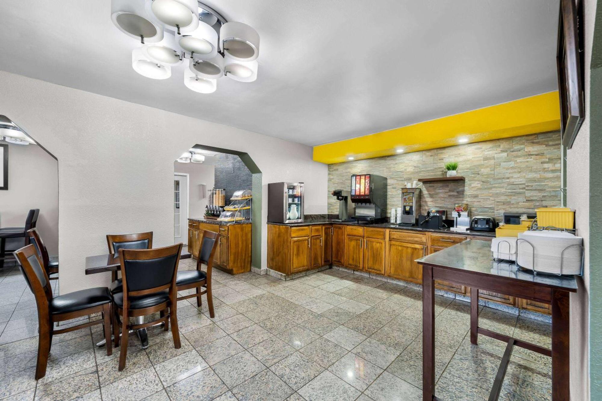 Days Inn By Wyndham Raleigh Midtown Bagian luar foto