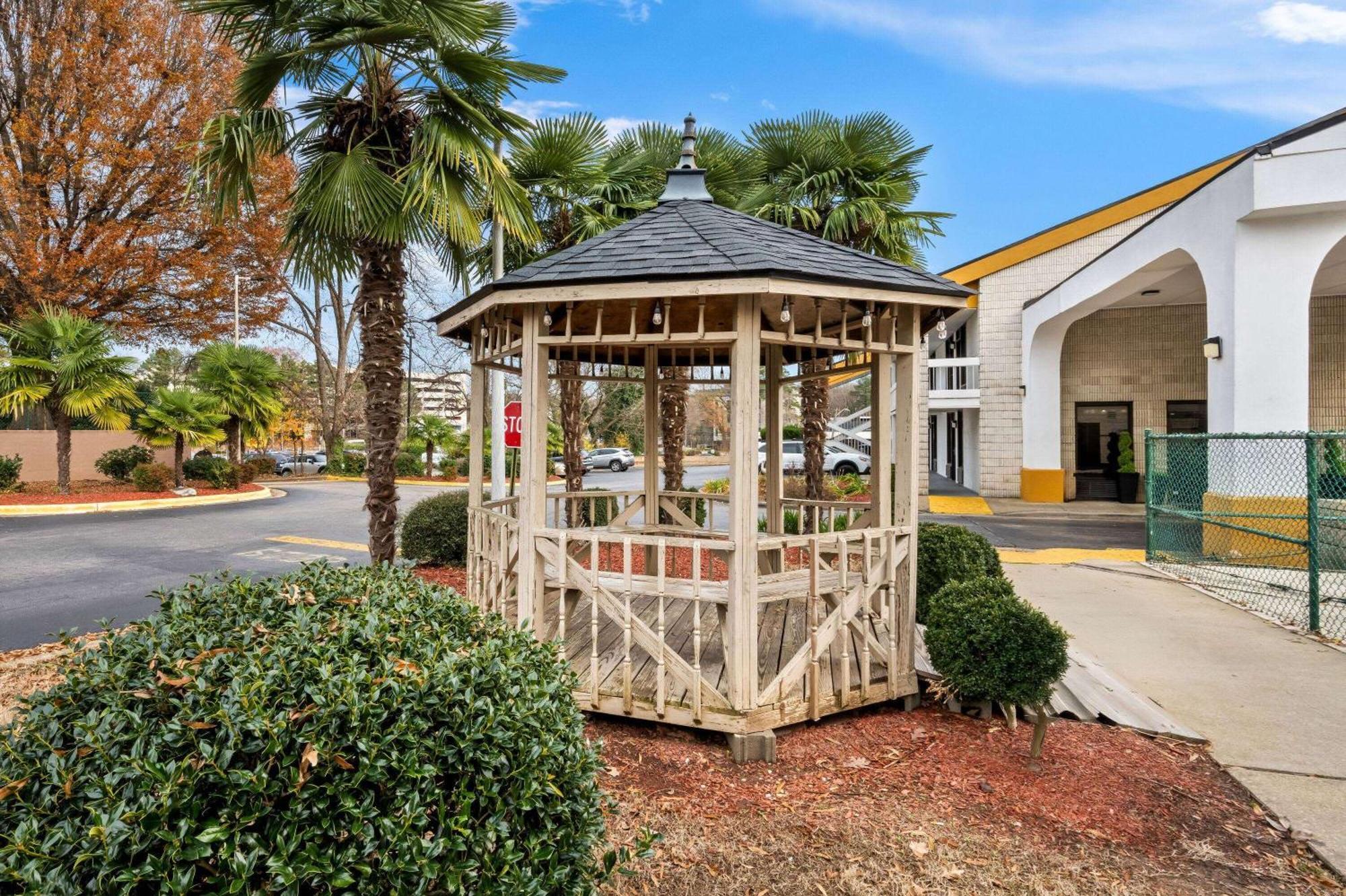 Days Inn By Wyndham Raleigh Midtown Bagian luar foto