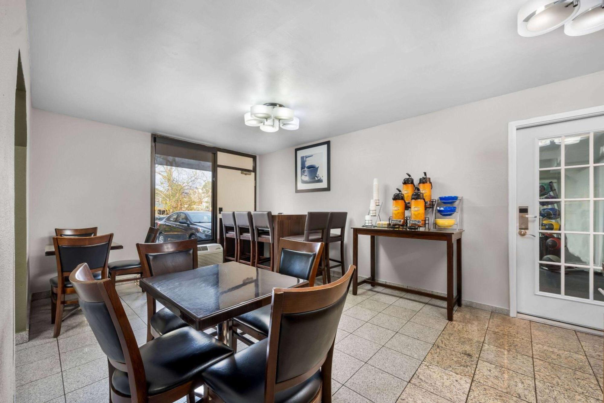 Days Inn By Wyndham Raleigh Midtown Bagian luar foto