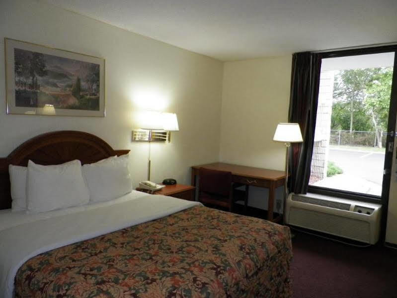 Days Inn By Wyndham Raleigh Midtown Bagian luar foto