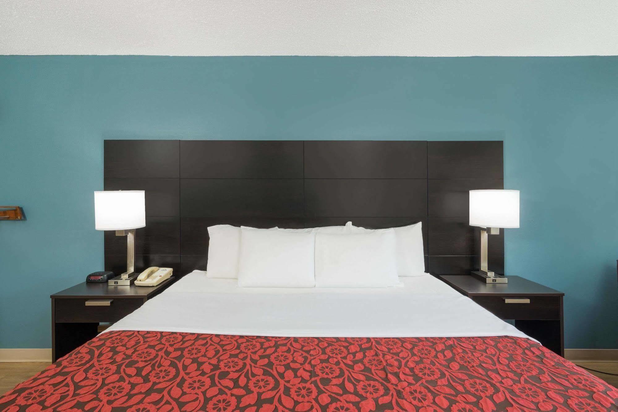 Days Inn By Wyndham Raleigh Midtown Bagian luar foto