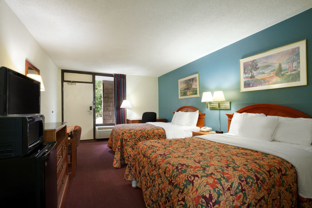 Days Inn By Wyndham Raleigh Midtown Bagian luar foto