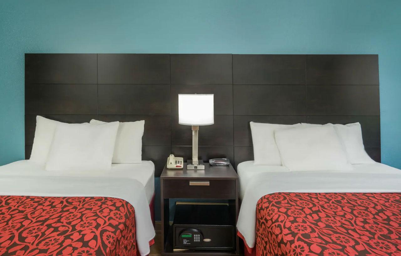 Days Inn By Wyndham Raleigh Midtown Bagian luar foto